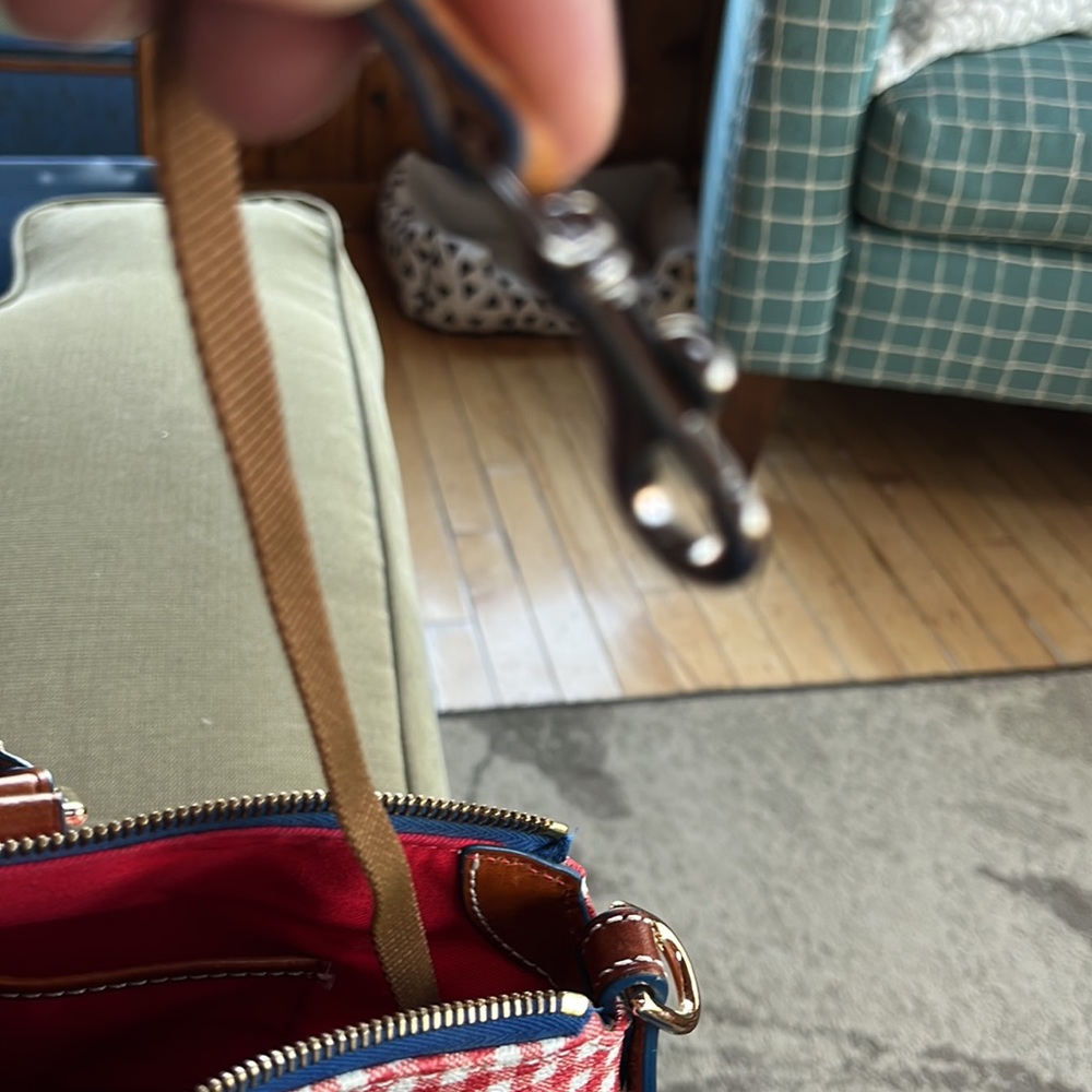 Leather purse, this bad holds so much! I love this bag - ready for a new one! - Picture 6 of 10